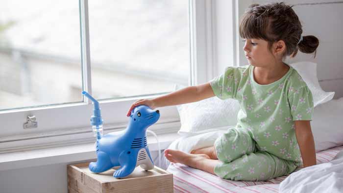 dieťa s&nbsp;inhal&aacute;torom sami the seal