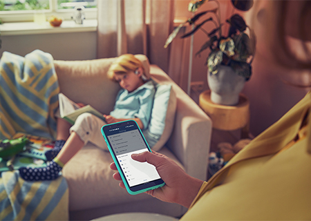 Matka ovl&aacute;da detsk&eacute; sl&uacute;chadl&aacute; Philips jej det&iacute; prostredn&iacute;ctvom svojho telef&oacute;nu