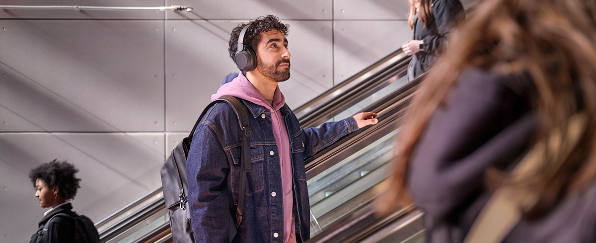 Muž nos&iacute; Philips sl&uacute;chadl&aacute; s potlačen&iacute;m hluku