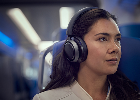 Žena, ktor&aacute; si už&iacute;va Noise Canceling Pro+ so sl&uacute;chadlami Philips L4