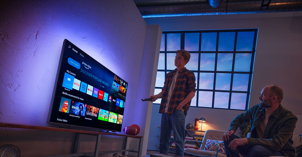 Dvaja muži interaguj&uacute; so syst&eacute;mom Titan OS