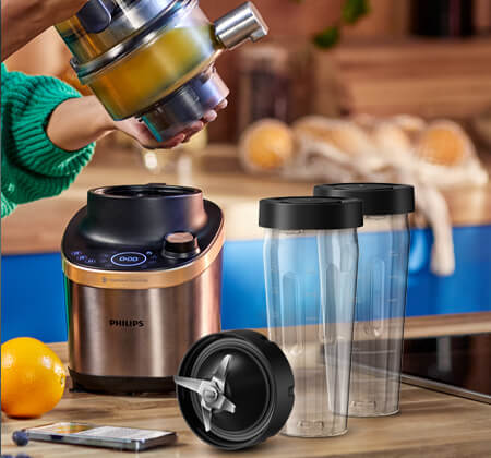 Mix&eacute;r s od&scaron;ťavovačom spolu s priložen&yacute;mi odoln&yacute;mi tritanov&yacute;mi fľa&scaron;ami na priame mixovanie, ako aj na skladovanie &scaron;tiav a smoothies.