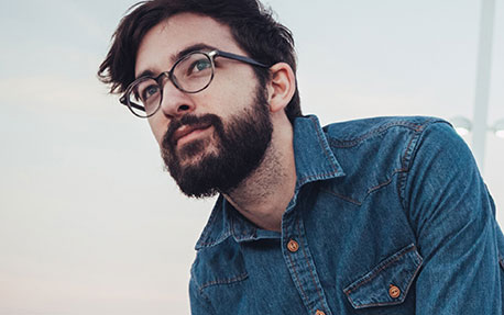 Střih vousů a kn&iacute;ru