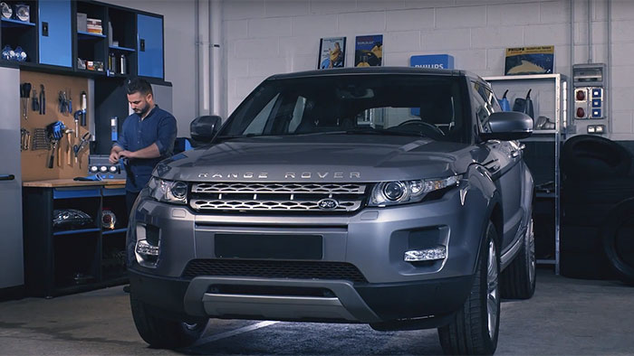 V&yacute;měna ž&aacute;rovek ve světlometech vozidla Range Rover Evoque