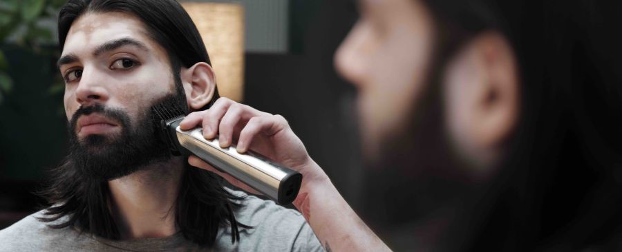 Muž zastřihuj&iacute;c&iacute; si vousy