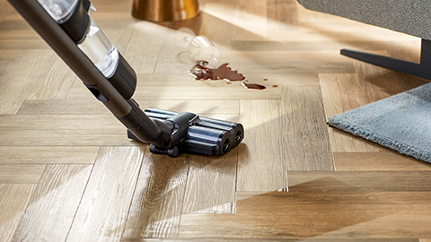 Bezdr&ocirc;tov&yacute; vys&aacute;vač a mop Philips AquaTrio Cordless Vacuum & Wash s&eacute;rie 9000 odstraňuje​ viac mokr&yacute;ch aj such&yacute;ch nečist&ocirc;t
